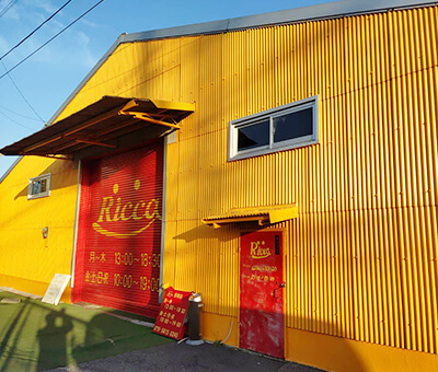 店舗の家賃や経費を最⼩限に